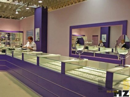 Торговая мебель фиолетового цвета из МДФ с витринами из стекла