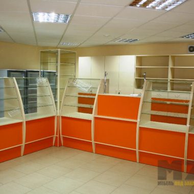 Комплект торговой мебели бело-оранжевого цвета с витринами из стекла