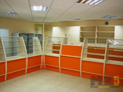 Комплект торговой мебели бело-оранжевого цвета с витринами из стекла