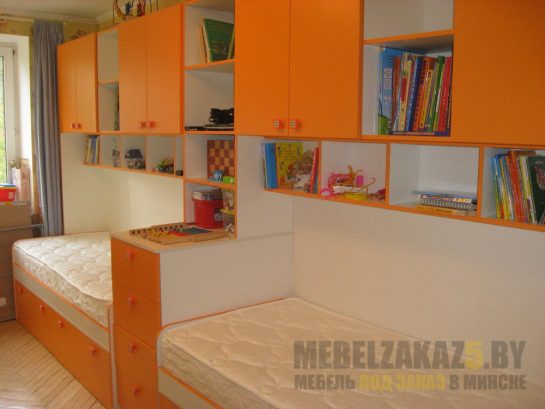 Детские кровати оранжевого цвета с навесными шкафчиками