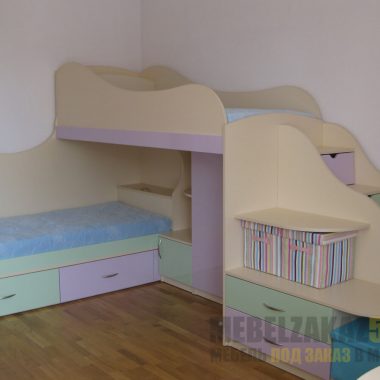 Двухуровневая кровать в детскую в постельных оттенках