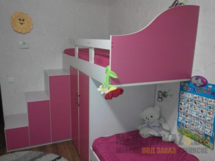 Двухъярусная кровать с розовым шкафом в детскую