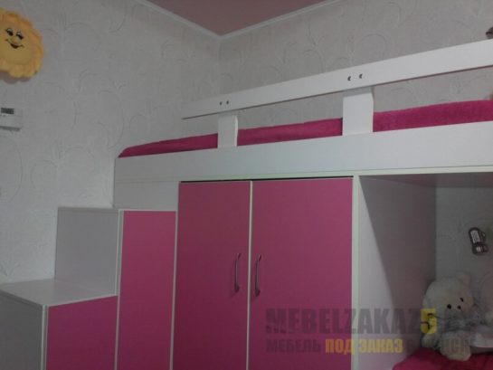 Детская двухъярусная кровать со шкафом розового цвета