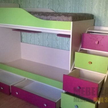Двухъярусная кровать в детскую с цветными выдвижными ящиками