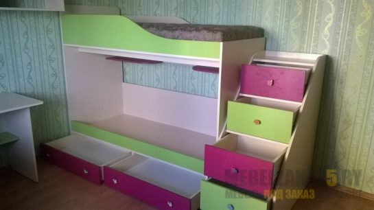 Двухъярусная кровать в детскую с цветными выдвижными ящиками