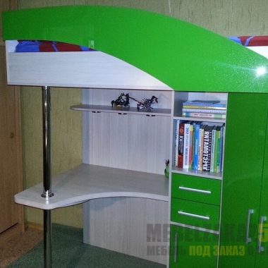Детская кровать-чердак зеленого цвета с местом для хранения