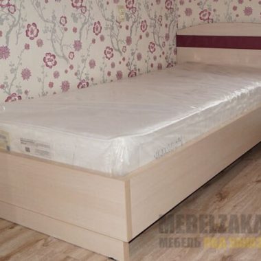 Деревянная кровать для детской комнаты с изголовьем