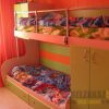 Яркая двухъярусная кровать в детскую зелено-оранжевого цвета