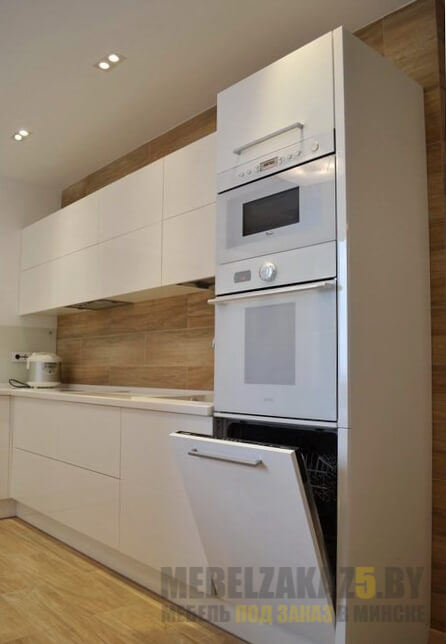 Белая кухня в стиле минимализм со встроенной техникой
