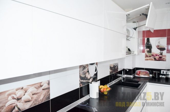 Белая кухня с черной столешницей в стиле минимализм
