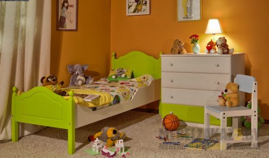 Комплект мебели в детскую бежево-зеленого цвета