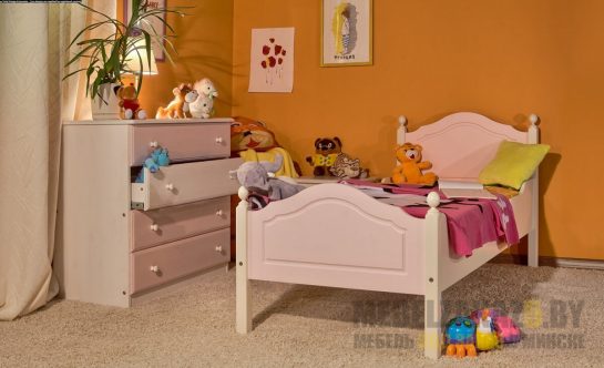 Деревянная кровать для детской комнаты