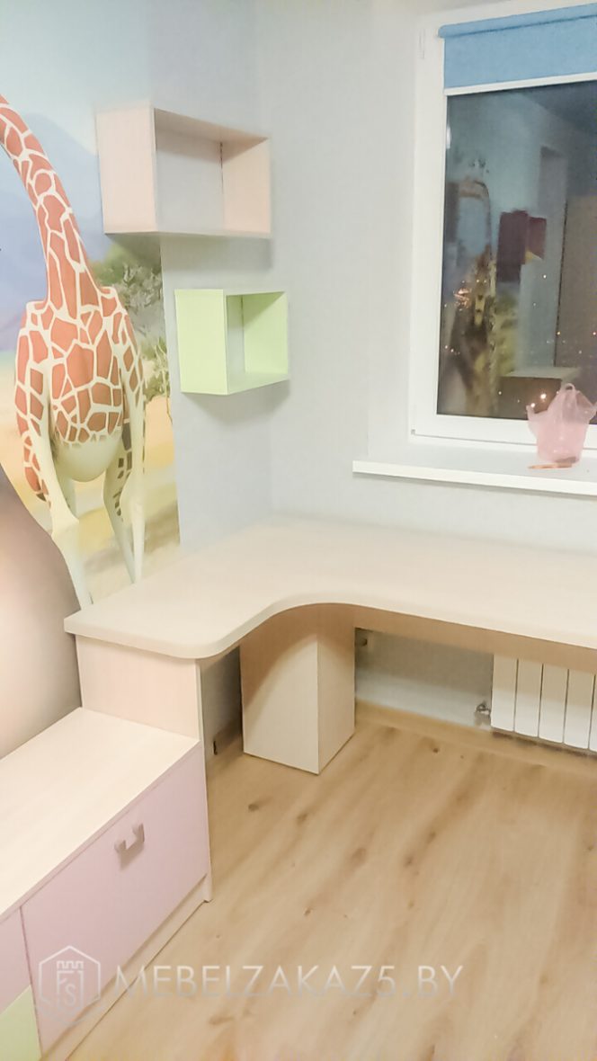 Комплект мебели в детскую пастельных тонов
