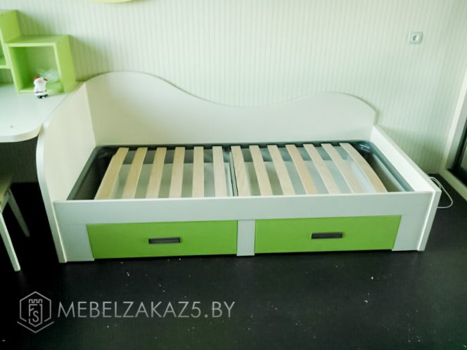 Кровать с выдвижными ящиками в детскую