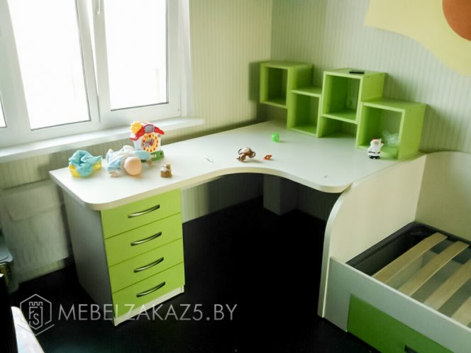 Стол с выдвижными ящиками в детскую комнату