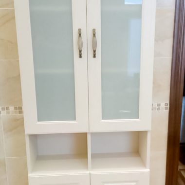 Шкаф-пенал для ванной со стеклянными дверями