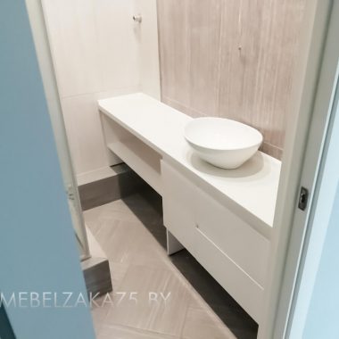 Белая мебель в маленькую ванную комнату