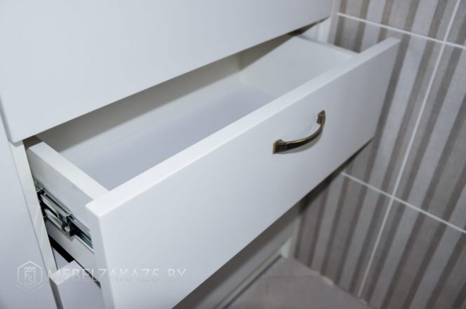 Шкафчик с раздвижными ящиками в ванную