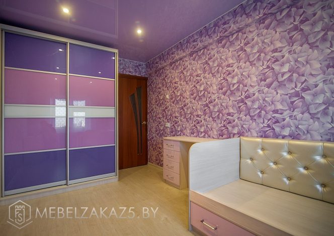 Шкаф-купе в комнату для девочки сиренево-фиолетового цвета