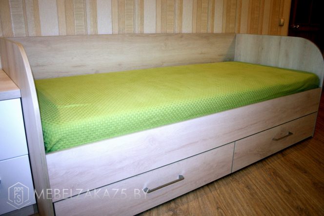 Кровать с выдвижным ящиком в комнату подростка