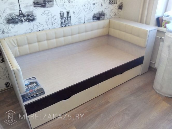 Кровать в классическом стиле в подростковую комнату без матраса