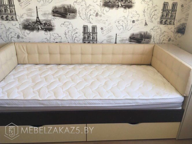 Кровать в классическом стиле в подростковую комнату