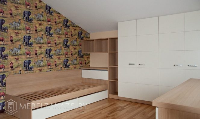 Распашной шкаф со стеллажом и кроватью в комнату для подростка
