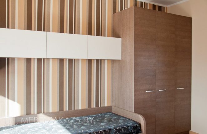 Кровать с распашным шкафом в коричневом цвете для комнаты подростка