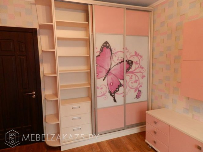 Комбинированный шкаф-купе нежно-розового цвета с фотопечатью для девочки