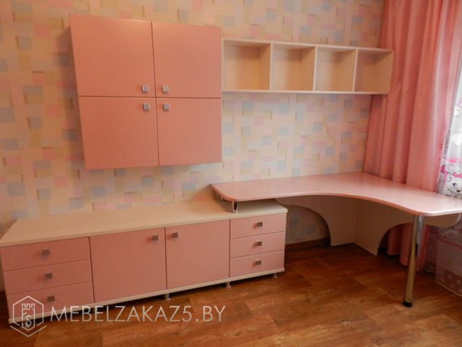 Навесные шкафчик и полка с тумбой и письменным столом в комнату для девочки