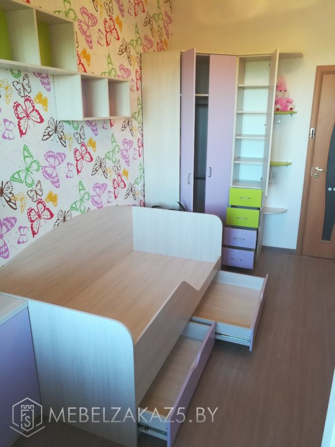 Современный набор мебели в детскую комнату для девочки