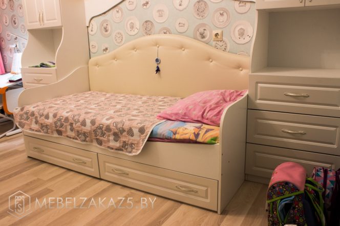 Детская кровать для девочки бежевого цвета