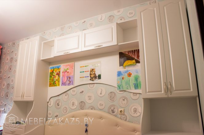 Шкафы-пеналы с навесными шкафами в детскую для девочки