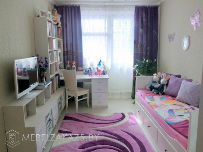 Комплект мебели в небольшую детскую комнату для девочки