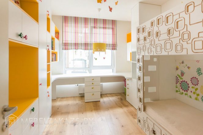 Светлая детская комната для двоих детей от трех лет