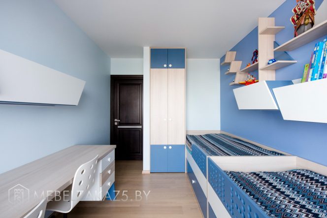 Узкий распашной шкаф с декоративными полками и кроватью в детскую для мальчика