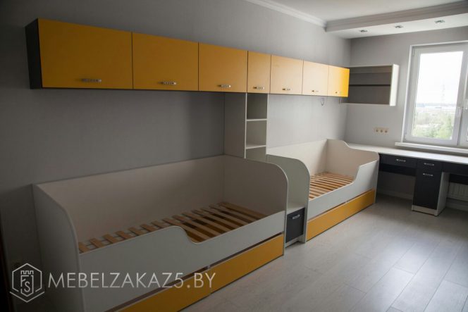 Две кровати в комнату для мальчиков с навесными желтыми шкафчиками