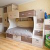 Угловой шкаф-купе с двухуровневой кроватью и приставной тумбой в комнату для мальчика