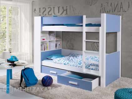 Двухъярусная кровать в детскую в бело-голубом цвете