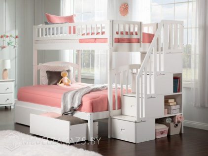Современная двухъярусная кровать в детскую для девочек в постельных тонах