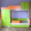 Современная яркая салатово-оранжевая кровать-чердак в детскую