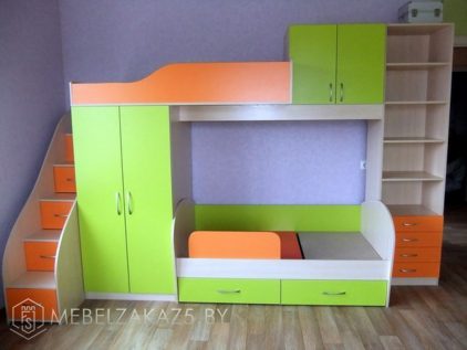 Современная яркая салатово-оранжевая кровать-чердак в детскую