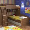 Современная кровать-чердак из массива в детскую для двоих детей