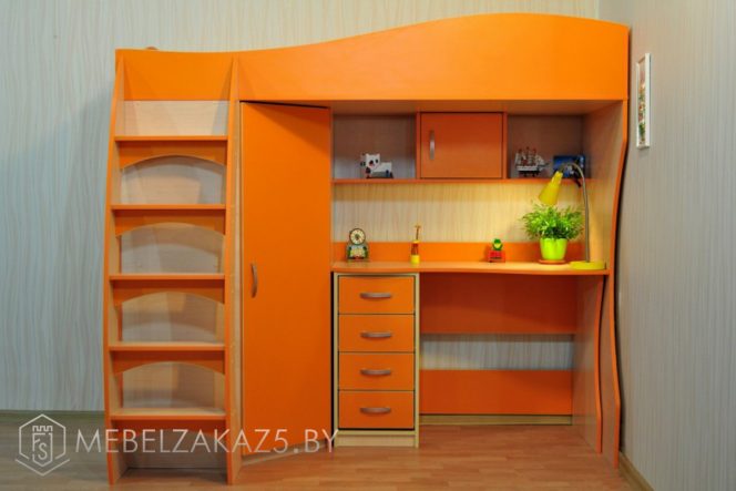 Ярко-оранжевая детская кровать-чердак со встроенным шкафом и рабочей зоной