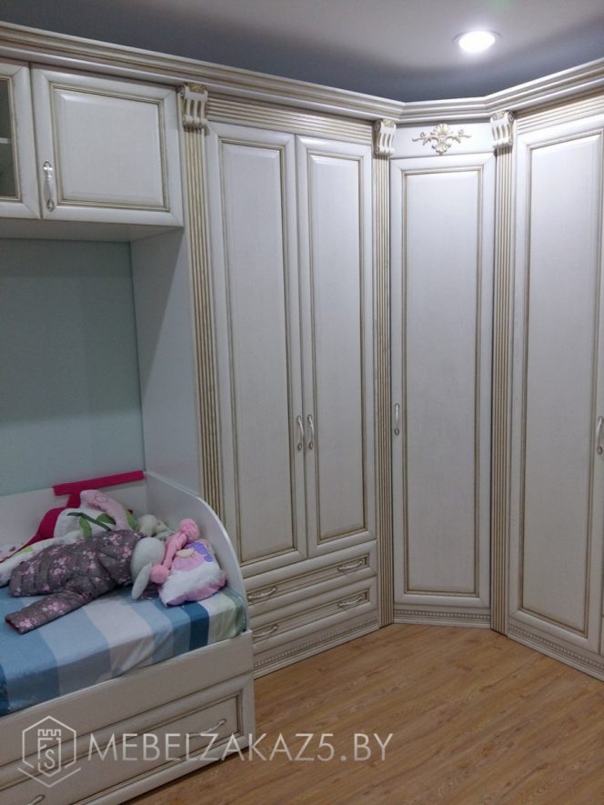 Угловой шкаф с распашными дверями в комнату ребенка трех лет