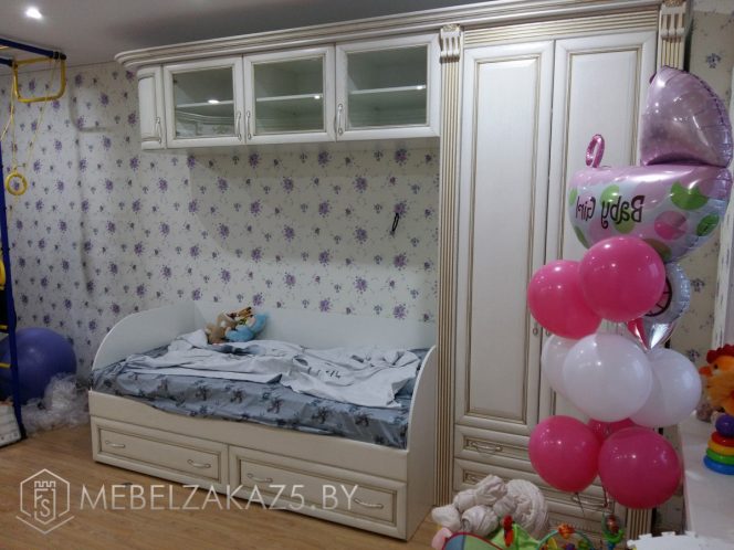 Детская кровать с навесным шкафчиком и распашным шкафом в комнату трехлетнего ребенка