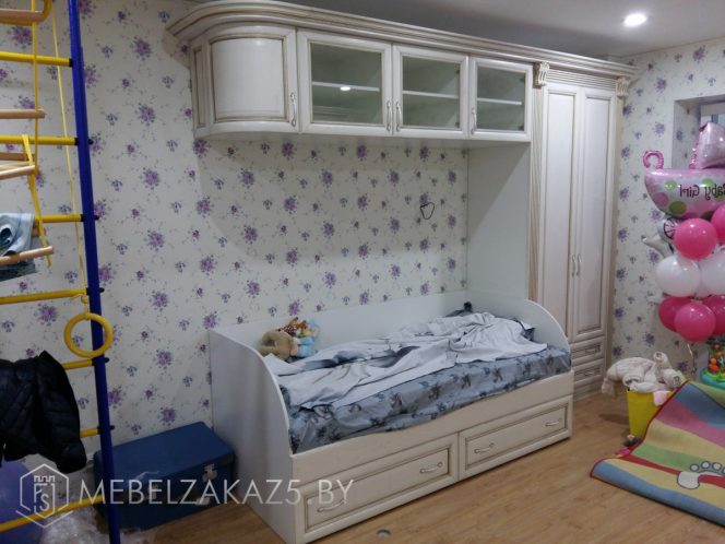 Односпальная детская кровать с навесным шкафчиком в комнату ребенка 3х лет