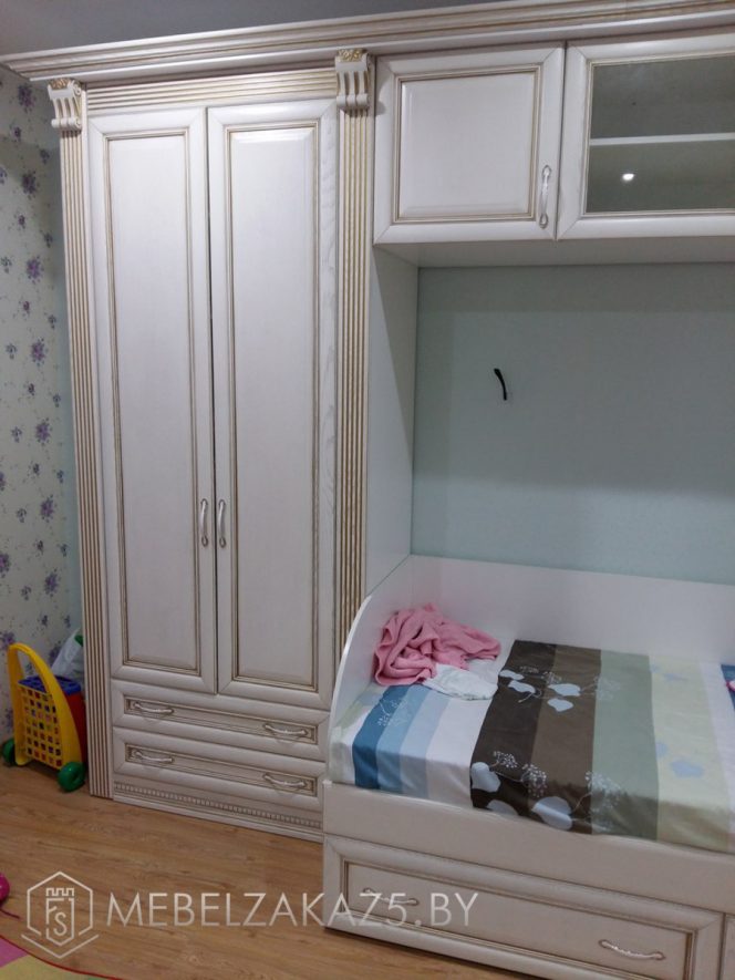 Узкий распашной шкаф с кроватью в комнату ребенка трех лет