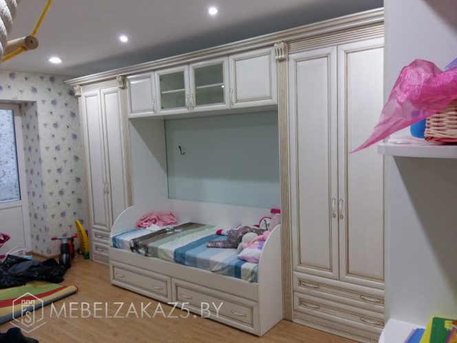 Детская кровать с двумя распашными шкафами в комнату трехлетнего ребенка