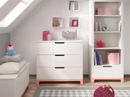 Ультрасовременный светлый комплект мебели в комнату трехлетней девочки